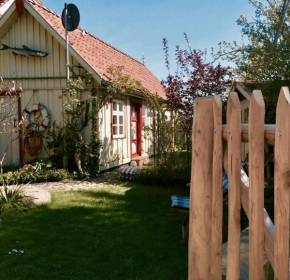 Kleines Haus am Hafen - ruhig und grün am Ortsrand in Prerow